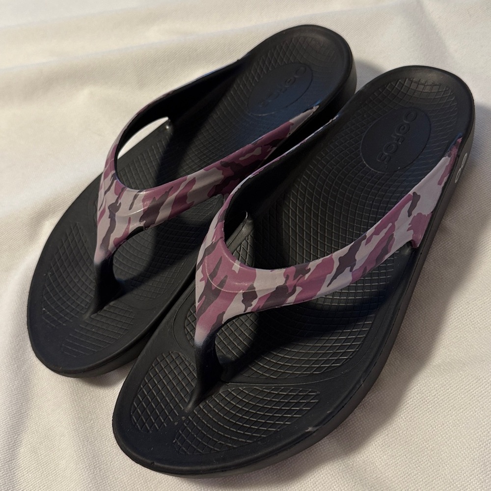 OOFOS Women's Black Flip Flop Sandals with Pink Camo Straps